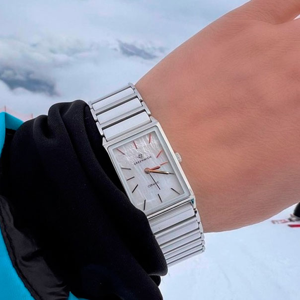 Добавить сияния своему зимнему образу легко: наденьте на запястье часы коллекции Electra с мерцающим циферблатом из натурального перламутра и браслетом из керамики. 