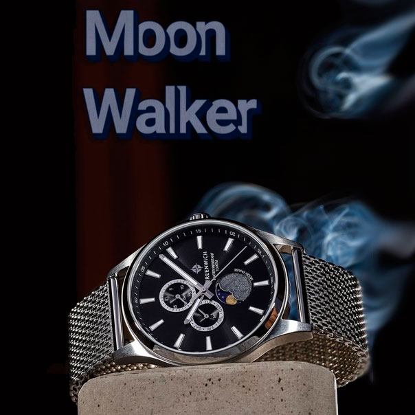 В серии Moon Walker все часы оснащены точным кварцевым механизмом, с помощью которого на циферблате отображается информация о часах, минутах, секундах, дате, дне недели и о фазах Луны 