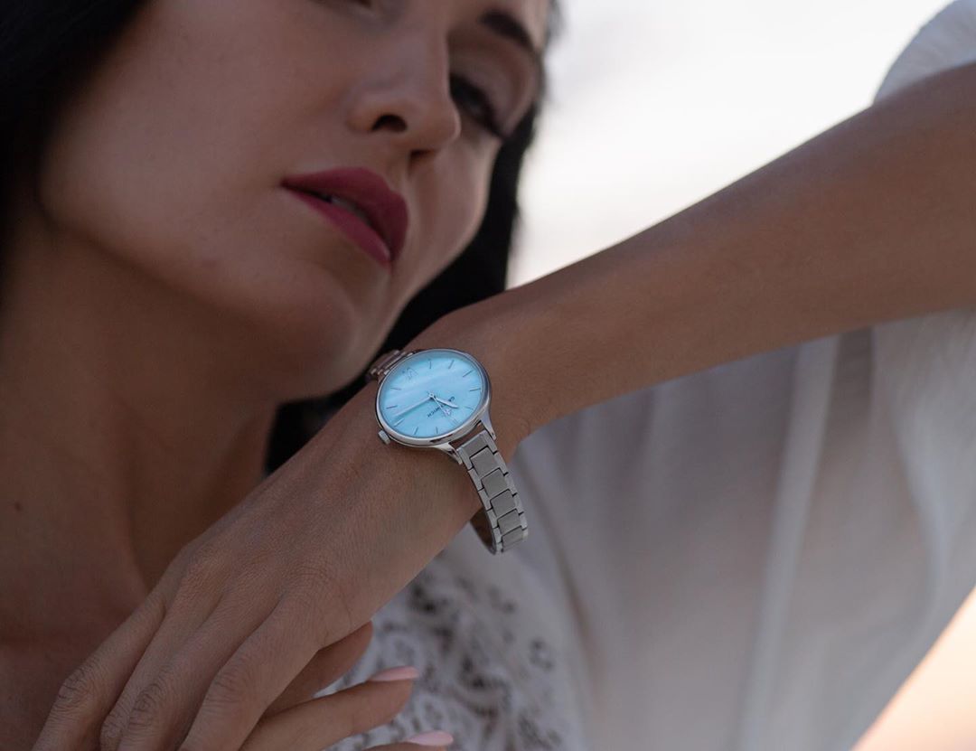 Часы из коллекции Regatta с уникальным перламутровым циферблатом и элегантным браслетом из нержавеющей стали придают изящество и сияние вашему запястью 