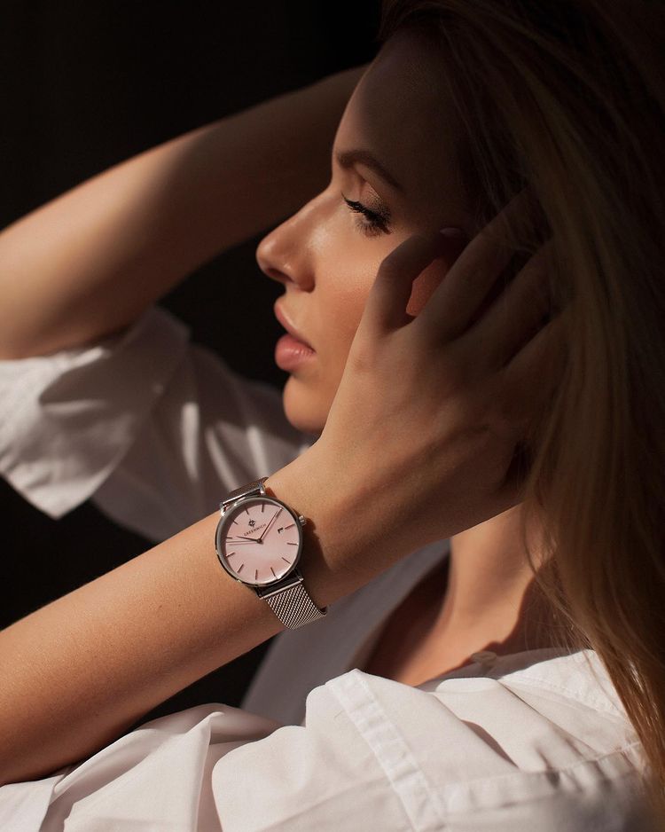 Женские часы из коллекции Shell излучают свет благодаря переливающемуся перламутровому циферблату и тонкому полированному безелю. 