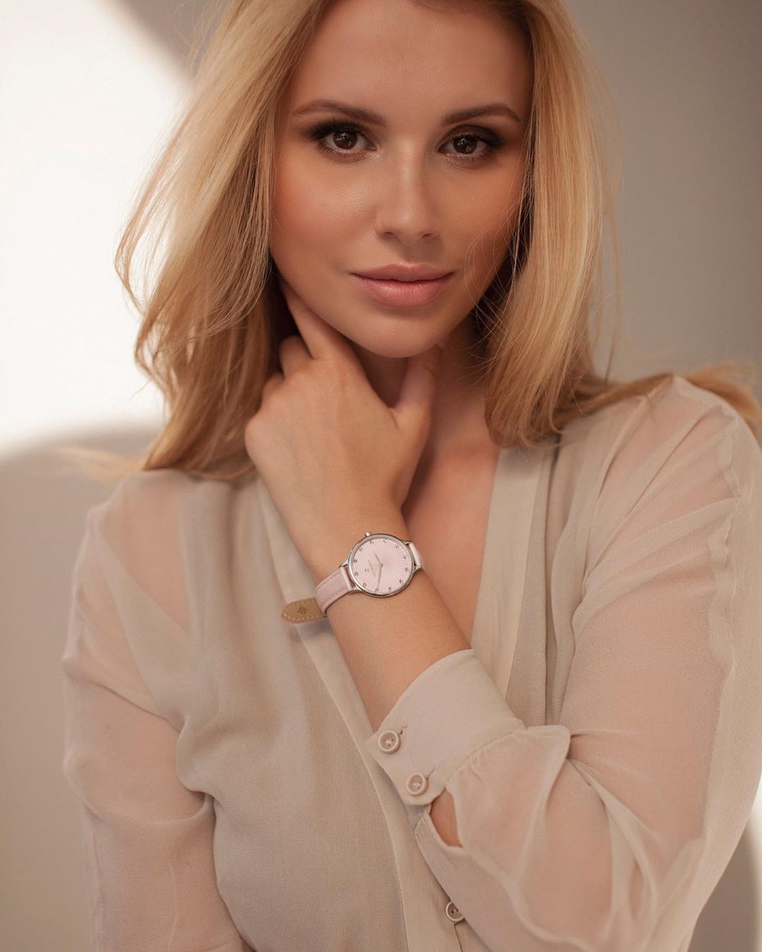 Супер-модные часы из коллекции Wind в пастельных мягких тонах - идеальный летний предмет гардероба. 