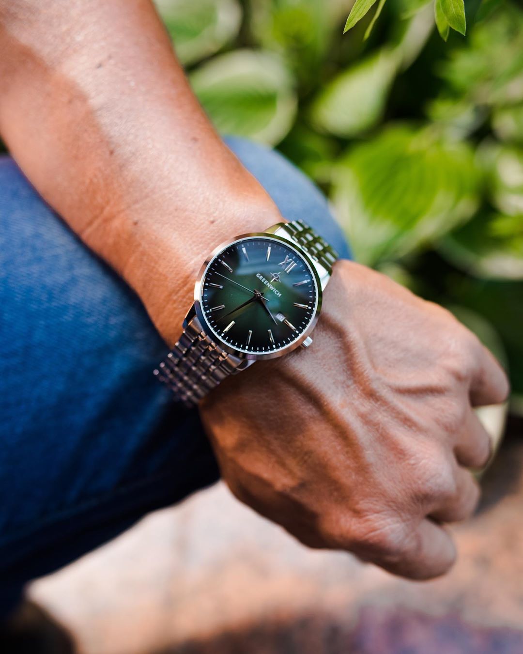 Гринвич кварцевые часы для современных, активных мужчин. Эта модель имеет корпус из нержавеющей стали 41 мм и доступна в двух вариантах: с браслетом из нержавеющей стали или ремешком из натуральной кожи. 
