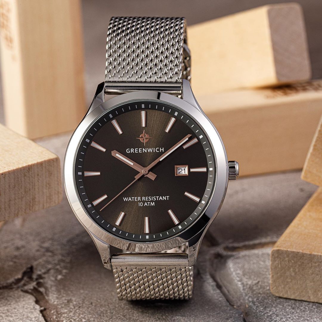 Динамичные и элегантные часы коллекции Helm, которые сочетают в себе оригинальное сочетание высококачественных материалов, тщательной отделки и винтажного дизайна. 