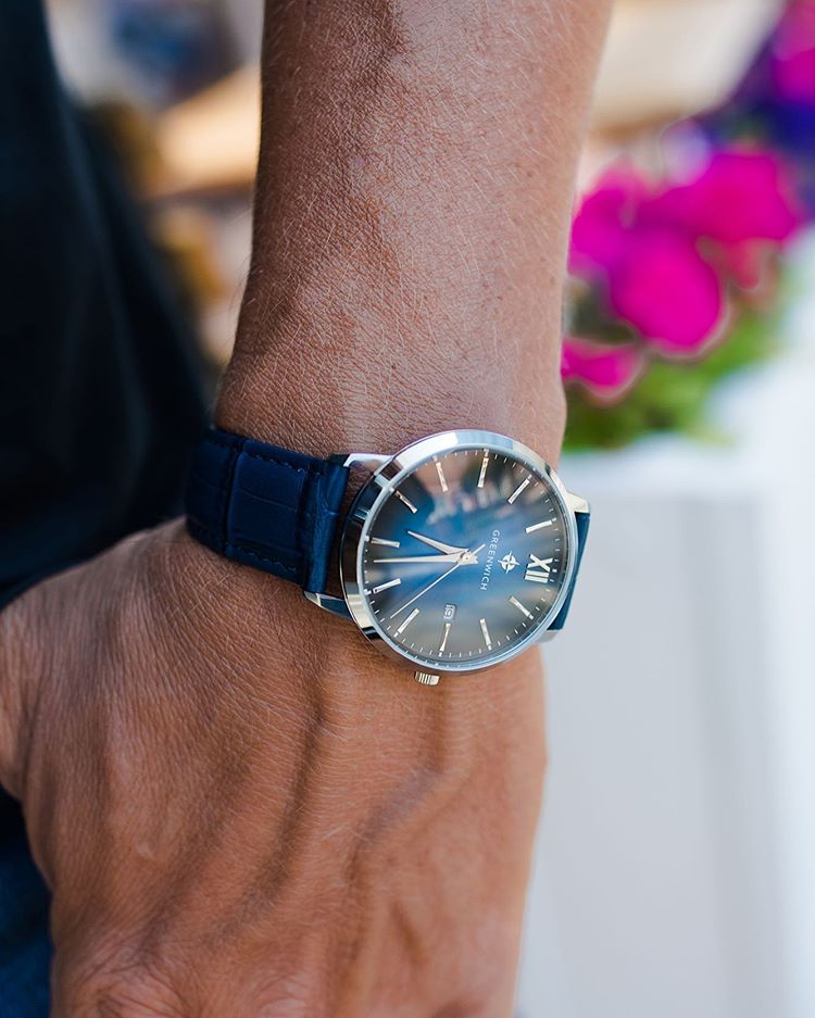 Темно-синие классные часы отлично смотрятся на мужской руке. 